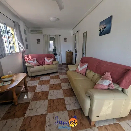 Apartman Traditional 2 Bed Apt With Com Pool Cr72