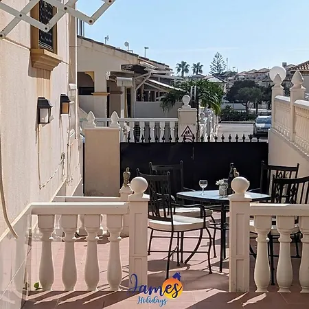 Lägenhet Traditional 2 Bed Apt With Com Pool Cr72 *