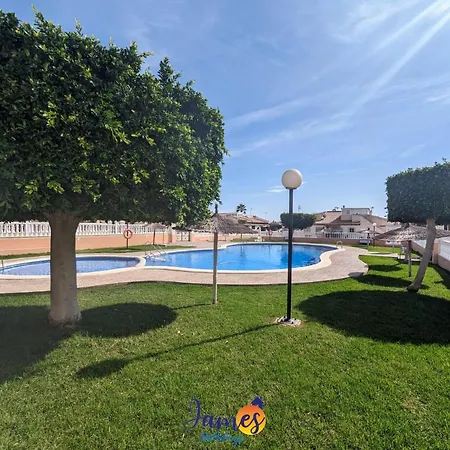 Traditional 2 Bed Apt With Com Pool Cr72 Lägenhet