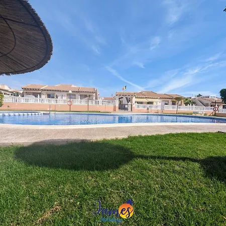 Traditional 2 Bed Apt With Com Pool Cr72 *