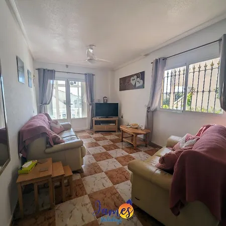 Lägenhet Traditional 2 Bed Apt With Com Pool Cr72 *