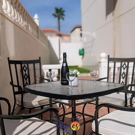 Lägenhet Traditional 2 Bed Apt With Com Pool Cr72